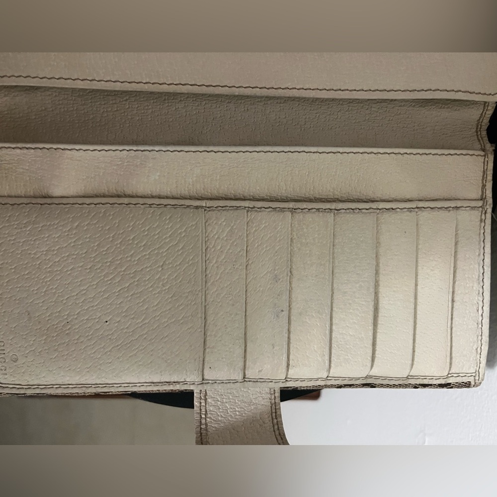 Gucci Beige and Brown Monogram Wallet - Picture 5 of 10